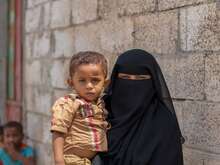 A Yemenese mother and daughter pose for a photo.